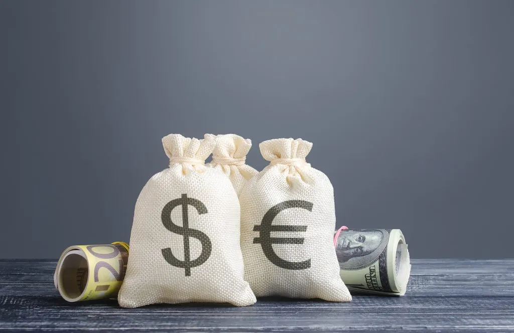Pourquoi l’euro perd de la valeur face au dollar ? Explications – 8 mars 2022